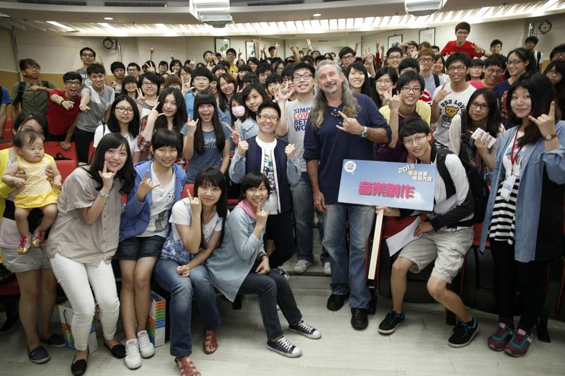 為了將音樂創作理念深入校園,中華電信更特地於國立政治大學舉辦音樂座談會,邀請國際音樂大師馬修連恩及今年度重量級評審丁曉雯連袂出席,與莘莘學子進行面對面深度對談